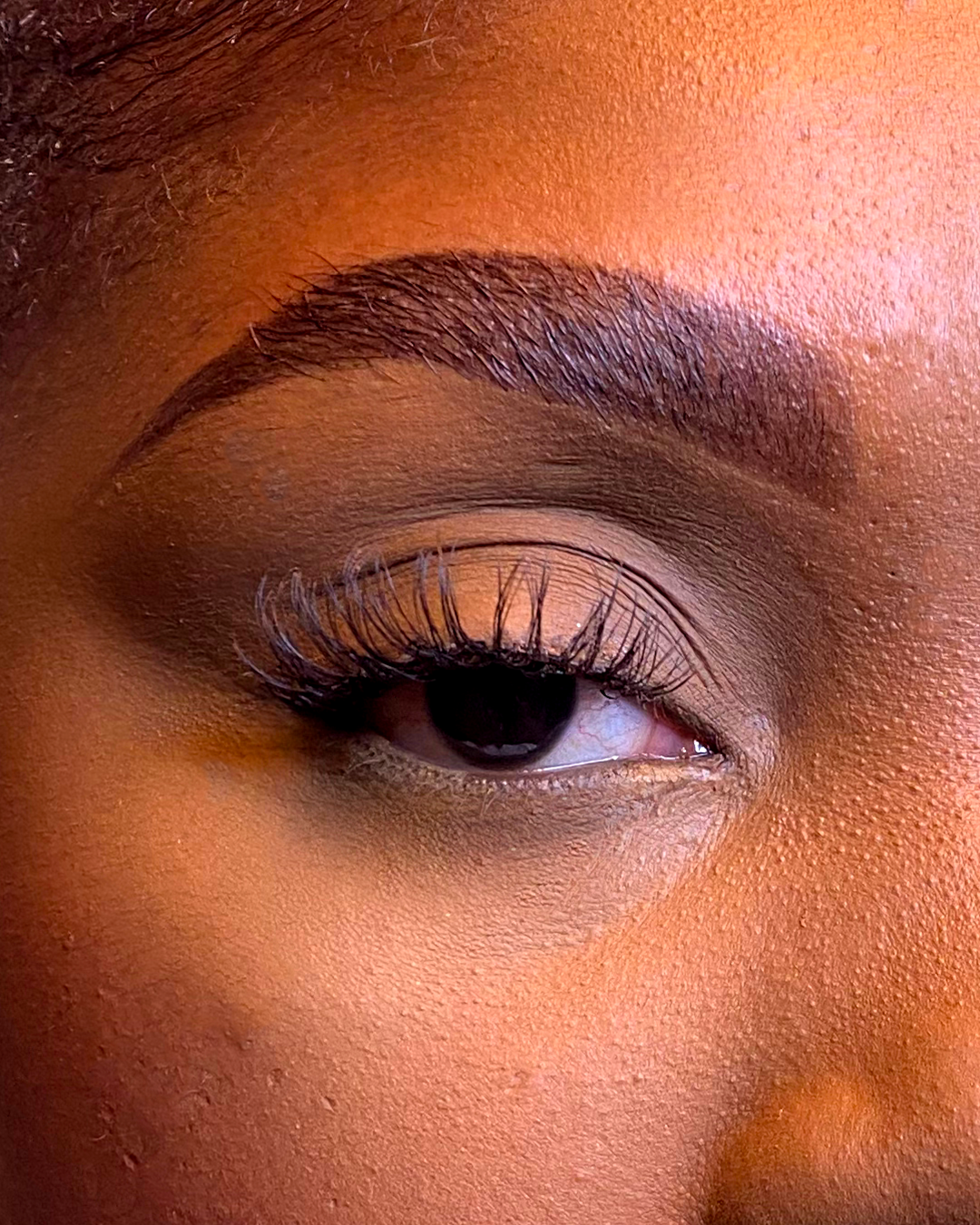 L'œil d'une jeune femme africaine portant une paire de faux cils naturels DOK. 